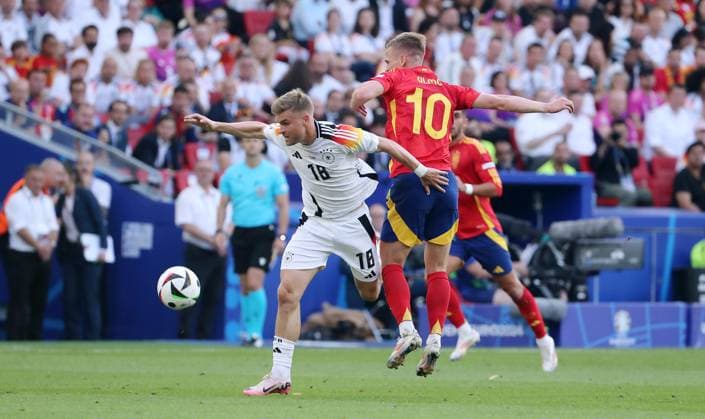 Maximilian Mittelstädt im Zweikampf mit Dani Olmo Spielszene Aktion Fußball Fussball Europameisterschaft Euro 2024 EM Viertelfinale Herren Saison 2023 2024 05.07.2024 Spanien ESP vs. Deutschland GER in Stuttgart DFL regulations prohibit any use of photographs as image sequences and or quasi-video.