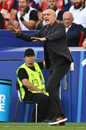 05.07.2024, xpsx, Fussball EM 2024 1 4 Finale, Deutschland - Spanien emspor, v.l. Luis de la Fuente (Spanien, Trainer) gibt Anweisungen, gestikuliert mit den Armen, gesticulate, gives instructions (DFL DFB REGULATIONS PROHIBIT ANY USE OF PHOTOGRAPHS as IMAGE SEQUENCES and or QUASI-VIDEO) Stuttgart