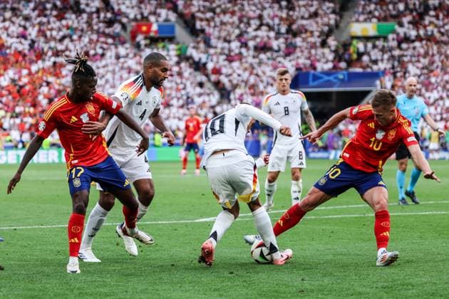 Fussball, UEFA EURO, EM, Europameisterschaft,Fussball 2024 Viertelfinale Spanien - Deutschland 05.07.2024, Stuttgart Arena Nico Williams (Spanien, 17) Jonathan Tah (Deutschland, 4) Jamal Musiala (Deutschland, 10) Dani Olmo (Spanien, 10) Stuttgart Stuttgart Arena Baden-Württemberg Deutschland