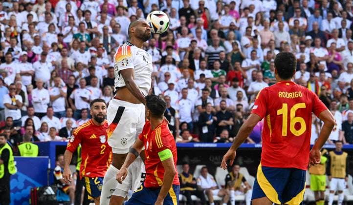 05.07.2024, xsltx, Fussball EM 2024 1 4 Finale, Deutschland - Spanien emspor, v.l. Jonathan Tah (Deutschland) Zweikampf, Aktion, action, battle for the ball (DFL DFB REGULATIONS PROHIBIT ANY USE OF PHOTOGRAPHS as IMAGE SEQUENCES and or QUASI-VIDEO) Stuttgart