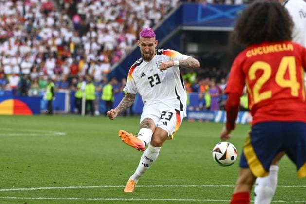 05.07.2024, xpsx, Fussball EM 2024 1 4 Finale, Deutschland - Spanien emspor, v.l. Robert Andrich (Deutschland, 23) schiesst den Ball aufs Tor, Torschuss, Schuss (DFL DFB REGULATIONS PROHIBIT ANY USE OF PHOTOGRAPHS as IMAGE SEQUENCES and or QUASI-VIDEO) Stuttgart