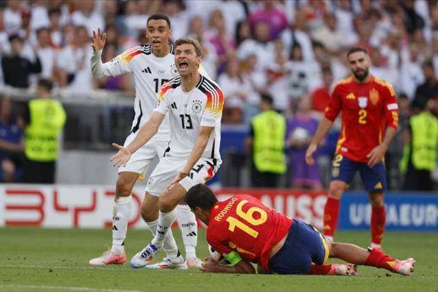 Spain v Germany: Quarter-Final - UEFA EURO, EM, Europameisterschaft,Fussball 2024 Jamal Musiala and Thomas Muller of Germany and Rodri of Spain challenge during the UEFA EURO 2024 quarter-final match between Spain and Germany at Stuttgart Arena on July 5, 2024 in Stuttgart, Germany. Stuttgart Stuttgart Arena Germany Germany Copyright: xRichardxSellers Sportsphoto APLx 14044177