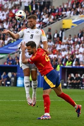 05.07.2024, xpsx, Fussball EM 2024 1 4 Finale, Deutschland - Spanien emspor, v.l. Niclas Fuellkrug (Füllkrug, Deutschland, 9), Nacho Fernandez (Spanien, 4) Kopfball, Zweikampf, Duell, Kampf, tackle (DFL DFB REGULATIONS PROHIBIT ANY USE OF PHOTOGRAPHS as IMAGE SEQUENCES and or QUASI-VIDEO) Stuttgart