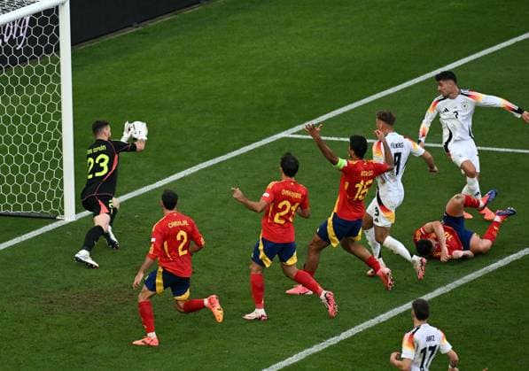 05.07.2024, xjhx, Fussball EM 2024 1 4 Finale, Deutschland - Spanien emspor, v.l. Unai Simon Mendibil (Spanien), Kai Havertz (Deutsche Fussball Nationalmannschaft DFB) (DFL DFB REGULATIONS PROHIBIT ANY USE OF PHOTOGRAPHS as IMAGE SEQUENCES and or QUASI-VIDEO) Stuttgart