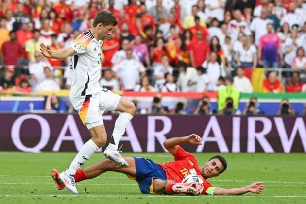 Fußball, Herren, Saison 2023 24, Euro EM 2024, Viertelfinale in Stuttgart, Spanien - Deutschland, Thomas Müller Mueller (Deutschland) und Rodri (Spanien) im Zweikampf , 05.07. 2024, Copyright: xMatthiasxKochx