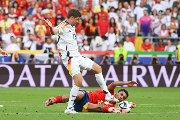 Fußball, Herren, Saison 2023 24, Euro EM 2024, Viertelfinale in Stuttgart, Spanien - Deutschland, Thomas Müller Mueller (Deutschland) und Rodri (Spanien) im Zweikampf , 05.07. 2024, Copyright: xMatthiasxKochx