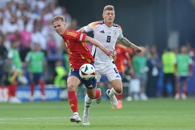 Fußball UEFA EURO, EM, Europameisterschaft,Fussball 2024 Viertelfinale Spanien - Deutschland am 05.07.2024 in der Stuttgart Arena in Stuttgart Dani Olmo ( Spanien ), links - Toni Kroos ( Deutschland ), rechts