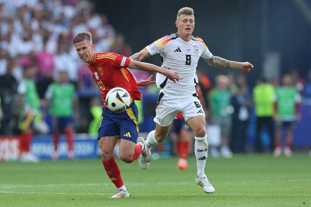 Fußball UEFA EURO, EM, Europameisterschaft,Fussball 2024 Viertelfinale Spanien - Deutschland am 05.07.2024 in der Stuttgart Arena in Stuttgart Dani Olmo ( Spanien ), links - Toni Kroos ( Deutschland ), rechts