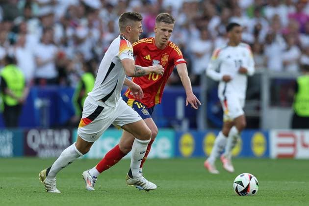 Fußball UEFA EURO, EM, Europameisterschaft,Fussball 2024 Viertelfinale Spanien - Deutschland am 05.07.2024 in der Stuttgart Arena in Stuttgart Toni Kroos ( Deutschland ), vorne - Dani Olmo ( Spanien ), hinten