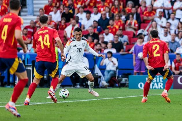 UEFA EURO, EM, Europameisterschaft,Fussball 2024: Spanien - Deutschland; 05.07.2024 Jamal Musiala (Deutschland, 10), Aymeric Laporte (Spanien, 14), Daniel Carvajal (Spanien, 2) UEFA EURO 2024: Spanien - Deutschland; Stuttgart Arena, Stuttgart am 05.07.2024 Copyright: xBEAUTIFULxSPORTS Wunderlx