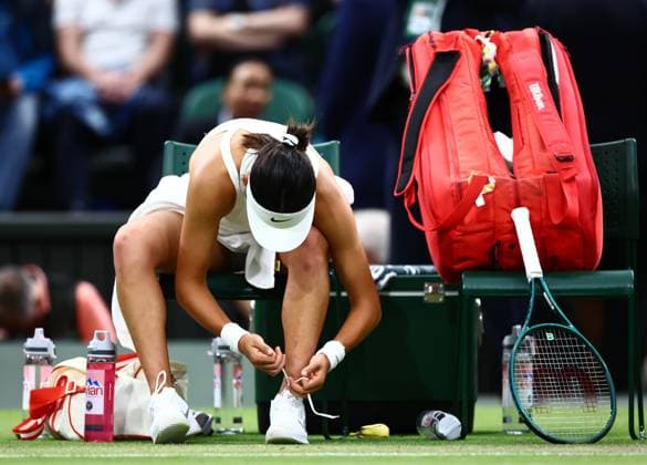 Emma Raducanu ties her shoelaces between games during her third round match Wimbledon Tennis Championships, Day 5, The All England Lawn Tennis and Croquet Club, London, UK - 05 Jul 2024  Copyright: xJamesxMarsh Shutterstockx 14571051eu