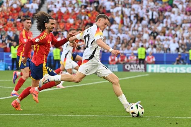 05.07.2024, xjrdrx, Fussball EM 2024 1 4 Finale, Deutschland - Spanien emspor, v.l. Marc Cucurella Saseta (Spanien) Florian Wirtz (Deutsche Fussball Nationalmannschaft DFB) Zweikampf, Aktion, action, battle for the ball (DFL DFB REGULATIONS PROHIBIT ANY USE OF PHOTOGRAPHS as IMAGE SEQUENCES and or QUASI-VIDEO) Stuttgart
