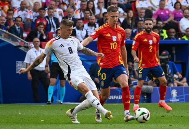 05.07.2024, xsltx, Fussball EM 2024 1 4 Finale, Deutschland - Spanien emspor, v.l. Toni Kroos (Deutschland), Dani Olmo (Spanien) Zweikampf, Aktion, action, battle for the ball (DFL DFB REGULATIONS PROHIBIT ANY USE OF PHOTOGRAPHS as IMAGE SEQUENCES and or QUASI-VIDEO) Stuttgart