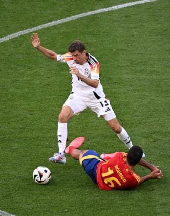 05.07.2024, xjhx, Fussball EM 2024 1 4 Finale, Deutschland - Spanien emspor, v.l. Thomas Müller (Deutsche Fussball Nationalmannschaft DFB), Rodrigo Hernandez Cascante (Spanien) (DFL DFB REGULATIONS PROHIBIT ANY USE OF PHOTOGRAPHS as IMAGE SEQUENCES and or QUASI-VIDEO) Stuttgart
