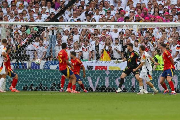 Florian Wirtz 17 (Deutschland) trifft das Tor zum Ausgleich 1:1, Unai Simon 23 (Spanien), Spanien vs. Deutschland, Fussball, UEFA EURO, EM, Europameisterschaft,Fussball 2024, Viertelfinale, 05.07.2024 Stuttgart Baden-Wuerttemberg Deutschland