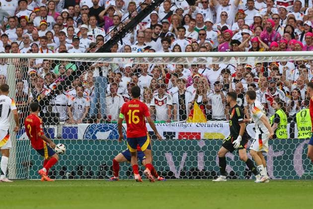 Florian Wirtz 17 (Deutschland) trifft das Tor zum Ausgleich 1:1, Unai Simon 23 (Spanien), Spanien vs. Deutschland, Fussball, UEFA EURO, EM, Europameisterschaft,Fussball 2024, Viertelfinale, 05.07.2024 Stuttgart Baden-Wuerttemberg Deutschland