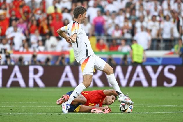 05.07.2024, xpsx, Fussball EM 2024 1 4 Finale, Deutschland - Spanien emspor, v.l. Thomas Mueller (Müller, Deutschland, 13), Rodri (Spanien, 16) Zweikampf, Duell, Kampf, tackle (DFL DFB REGULATIONS PROHIBIT ANY USE OF PHOTOGRAPHS as IMAGE SEQUENCES and or QUASI-VIDEO) Stuttgart