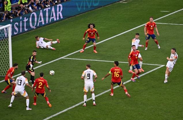 Sport Bilder des Tages 05.07.2024, xjhx, Fussball EM 2024 1 4 Finale, Deutschland - Spanien emspor, v.l. Florian Wirtz (Deutsche Fussball Nationalmannschaft DFB) Goal scored, erziehlt das Tor zum 1:1 (DFL DFB REGULATIONS PROHIBIT ANY USE OF PHOTOGRAPHS as IMAGE SEQUENCES and or QUASI-VIDEO) Stuttgart