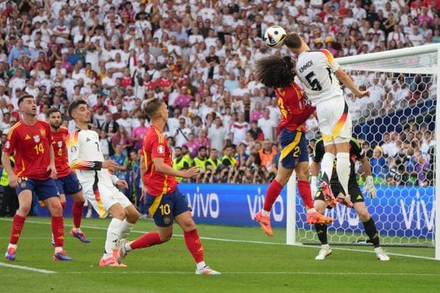 Joshua Kimmich (Deutschland Germany, 06) bereitet den Ausgleichstreffer von Florian Wirtz (Deutschland Germany, 17) vor - Stuttgart 05.07.2024: Deutschland vs. Spanien, EURO2024, Viertelfinale, M45, EM-Arena Stuttgart