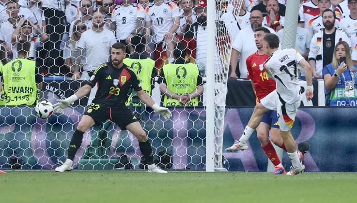 Florian Wirtz erzielt das Tor zum 1:1 Ausgleich gegen Torwart Unai Simon Fußball Fussball Europameisterschaft Euro 2024 EM Viertelfinale Herren Saison 2023 2024 05.07.2024 Spanien ESP vs. Deutschland GER in Stuttgart DFL regulations prohibit any use of photographs as image sequences and or quasi-video.