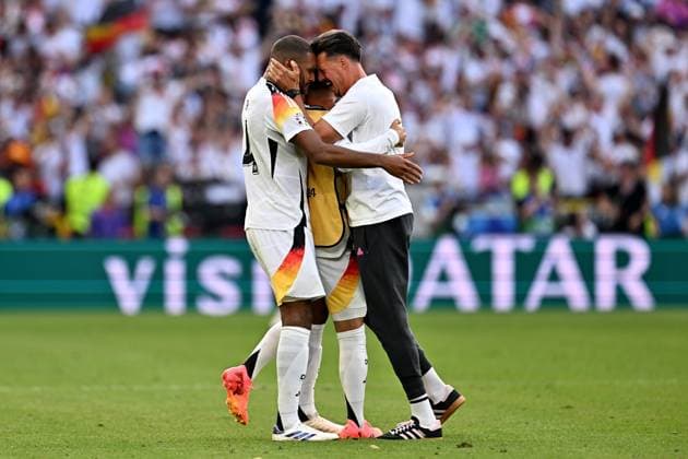 05.07.2024, xscotx, Fussball EM 2024 Viertelfinale, Spanien - Deutschland, emspor, v.l. Torjubel nach dem Tor zum celebrating the goal celebrate 1:1 durch Florian Wirtz (Deutsche Fussball Nationalmannschaft DFB) Jonathan Tah (Deutsche Fussball Nationalmannschaft DFB) Co Trainer Sandro Wagner (Deutsche Fussball Nationalmannschaft DFB) Stuttgart