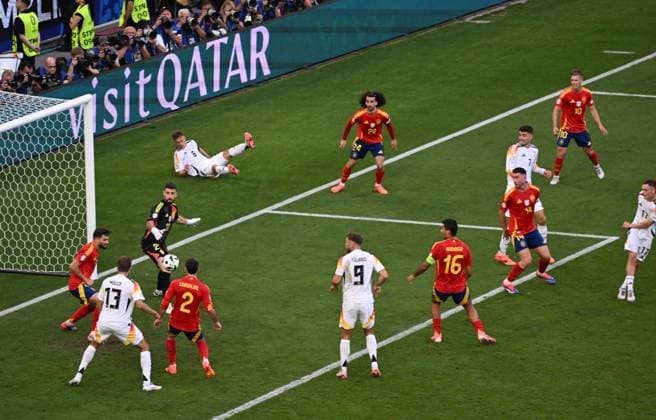 05.07.2024, xjhx, Fussball EM 2024 1 4 Finale, Deutschland - Spanien emspor, v.l. Unai Simon Mendibil (Spanien), Florian Wirtz (Deutsche Fussball Nationalmannschaft DFB) Goal scored, erziehlt das Tor zum 1:1 (DFL DFB REGULATIONS PROHIBIT ANY USE OF PHOTOGRAPHS as IMAGE SEQUENCES and or QUASI-VIDEO) Stuttgart