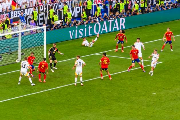 GER, UEFA Euro 2024, Viertelfinale, Spanien (ESP) vs Deutschland (GER) 05.07.2024, MHP Arena, Stuttgart, GER, UEFA Euro 2024, Viertelfinale, Spanien (ESP) vs Deutschland (GER) , im Bild Torschuss durch Florian Wirtz (Germany 17) zum Tor 1-1