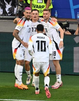 05.07.2024, xjhx, Fussball EM 2024 1 4 Finale, Deutschland - Spanien emspor, v.l. Robert Andrich (Deutsche Fussball Nationalmannschaft DFB), Florian Wirtz (Deutsche Fussball Nationalmannschaft DFB), Maximilian Mittelstädt (Deutsche Fussball Nationalmannschaft DFB), Maximilian Mittelstädt (Deutsche Fussball Nationalmannschaft DFB) Goal scored, erziehlt das Tor zum 1:1 (DFL DFB REGULATIONS PROHIBIT ANY USE OF PHOTOGRAPHS as IMAGE SEQUENCES and or QUASI-VIDEO) Stuttgart