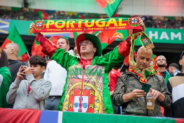 UEFA EURO, EM, Europameisterschaft,Fussball 2024: Portugal - Frankreich; 05.07.2024 Portugiesische Fans auf der Tribüne. UEFA EURO 2024: Viertelfinale: Portugal - Frankreich; Volksparkstadion Hamburg, Hamburg am 05.07.2024 Copyright: xBEAUTIFULxSPORTS Meuselx