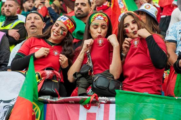 UEFA EURO, EM, Europameisterschaft,Fussball 2024: Portugal - Frankreich; 05.07.2024 Portugiesische Fans auf der Tribüne. UEFA EURO 2024: Viertelfinale: Portugal - Frankreich; Volksparkstadion Hamburg, Hamburg am 05.07.2024 Copyright: xBEAUTIFULxSPORTS Meuselx