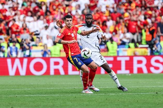 Fussball, UEFA EURO, EM, Europameisterschaft,Fussball 2024 Viertelfinale Spanien - Deutschland 05.07.2024, Stuttgart Arena Alvaro Morata (Spanien, 7) Antonio Rüdiger (Deutschland, 2) Stuttgart Stuttgart Arena Baden-Württemberg Deutschland