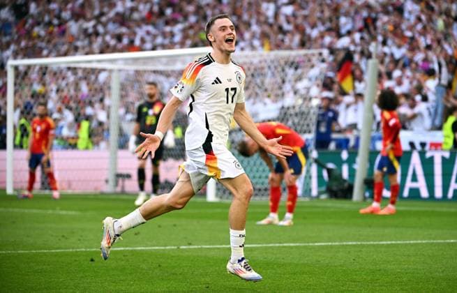 Sport Themen der Woche KW27 Sport Bilder des Tages Fussball, Europameisterschaft, EURO 2024, Viertelfinale, MHP-Arena Stuttgart: Spanien Deutschland; Jubel Florian Wirtz (GER) nach seinem Tor zum 1:1. Jubel, Freude, Aktion. *** Football, European Championship, EURO 2024, quarter-final, MHP Arena Stuttgart Spain Germany Florian Wirtz GER cheers after his goal to make it 1 1 Cheers, joy, action