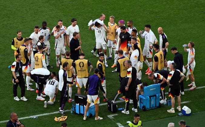 05.07.2024, xjhx, Fussball EM 2024 1 4 Finale, Deutschland - Spanien emspor, v.l. Trainer Julian Nagelsmann (Deutsche Fussball Nationalmannschaft DFB) gibt Anweisungen, gestikuliert, mit den Armen gestikulieren gives instructions, gesticulate (DFL DFB REGULATIONS PROHIBIT ANY USE OF PHOTOGRAPHS as IMAGE SEQUENCES and or QUASI-VIDEO) Stuttgart
