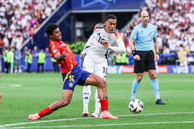 Fussball, UEFA EURO, EM, Europameisterschaft,Fussball 2024 Viertelfinale Spanien - Deutschland 05.07.2024, Stuttgart Arena Rodri (Spanien, 16) Jamal Musiala (Deutschland, 10) Stuttgart Stuttgart Arena Baden-Württemberg Deutschland