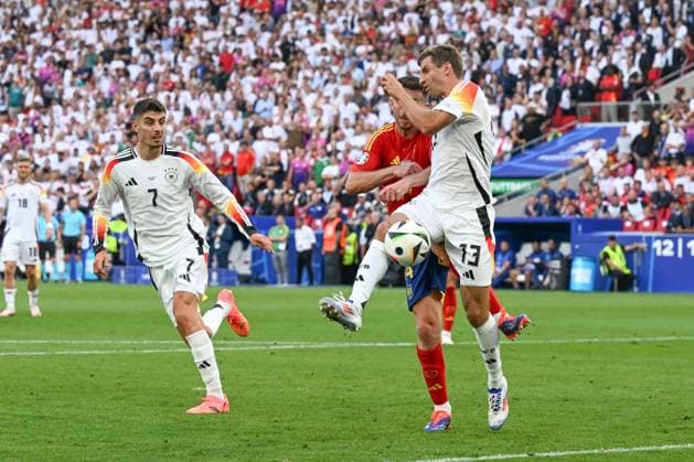 05.07.2024, xpsx, Fussball EM 2024 1 4 Finale, Deutschland - Spanien emspor, v.l. Kai Havertz (Deutschland, 7), Aymeric Laporte (Spanien, 14), Thomas Mueller (Müller, Deutschland, 13) Zweikampf, Duell, Kampf, tackle (DFL DFB REGULATIONS PROHIBIT ANY USE OF PHOTOGRAPHS as IMAGE SEQUENCES and or QUASI-VIDEO) Stuttgart