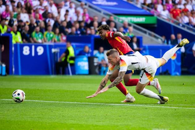 240705 Lamine Yamal of Spain and Toni Kroos of Germany during the UEFA EURO, EM, Europameisterschaft,Fussball 2024 Football Championship quarterfinal between Spain and Germany on July 5, 2024 in Stuttgart. Photo: Mathias Bergeld BILDBYRAN kod MB MB0942 fotboll, football, soccer, fotball, fotbolls-em, europamästersk Copyright: MATHIASxBERGELD BB240705MB073