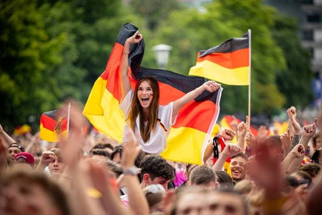 Fans der deutschen Nationalmannschaft jubeln und Feiern beim Fanfest mit Public Viewing auf dem Stuttgarter Schlossplatz beim Viertelfinale gegen Spanien. Stuttgart, EURO2024 Fanfest Schlossplatz, 05.07.2024 Stuttgart Copyright: xDennisxDuddek xEibnerxPressefotox EP_DDK