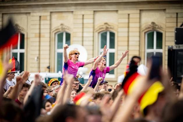 Fans der deutschen Nationalmannschaft jubeln und Feiern beim Fanfest mit Public Viewing auf dem Stuttgarter Schlossplatz beim Viertelfinale gegen Spanien. Stuttgart, EURO2024 Fanfest Schlossplatz, 05.07.2024 Stuttgart Copyright: xDennisxDuddek xEibnerxPressefotox EP_DDK