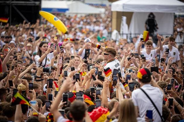 Der Saxophonist Andre Schnura, welcher durch die EM-Feiern bekannt wurde in der Menschenmenge in der Stuttgarter Fanzone. Fans der deutschen Nationalmannschaft jubeln und Feiern beim Fanfest mit Public Viewing auf dem Stuttgarter Schlossplatz beim Viertelfinale gegen Spanien. Stuttgart, EURO2024 Fanfest Schlossplatz, 05.07.2024 Stuttgart Copyright: xDennisxDuddek xEibnerxPressefotox EP_DDK