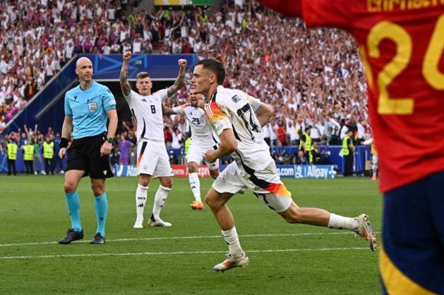 05.07.2024, xpsx, Fussball EM 2024 1 4 Finale, Deutschland - Spanien emspor, v.l. Florian Wirtz (Deutschland, 17) Jubel, Torjubel, jubelt ueber das Tor, celebrate the goal, celebration (DFL DFB REGULATIONS PROHIBIT ANY USE OF PHOTOGRAPHS as IMAGE SEQUENCES and or QUASI-VIDEO) Stuttgart