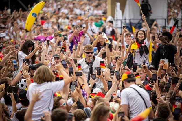 Der Saxophonist Andre Schnura, welcher durch die EM-Feiern bekannt wurde in der Menschenmenge in der Stuttgarter Fanzone. Fans der deutschen Nationalmannschaft jubeln und Feiern beim Fanfest mit Public Viewing auf dem Stuttgarter Schlossplatz beim Viertelfinale gegen Spanien. Stuttgart, EURO2024 Fanfest Schlossplatz, 05.07.2024 Stuttgart Copyright: xDennisxDuddek xEibnerxPressefotox EP_DDK