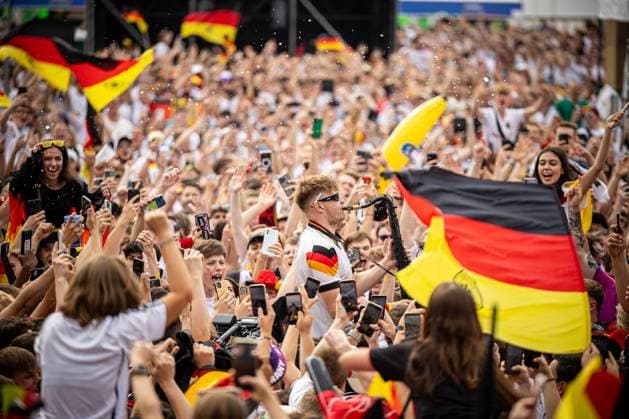 Der Saxophonist Andre Schnura, welcher durch die EM-Feiern bekannt wurde in der Menschenmenge in der Stuttgarter Fanzone. Fans der deutschen Nationalmannschaft jubeln und Feiern beim Fanfest mit Public Viewing auf dem Stuttgarter Schlossplatz beim Viertelfinale gegen Spanien. Stuttgart, EURO2024 Fanfest Schlossplatz, 05.07.2024 Stuttgart Copyright: xDennisxDuddek xEibnerxPressefotox EP_DDK