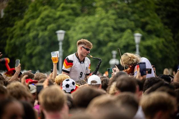 Sport Bilder des Tages Der Saxophonist Andre Schnura, welcher durch die EM-Feiern bekannt wurde in der Menschenmenge in der Stuttgarter Fanzone. Fans der deutschen Nationalmannschaft jubeln und Feiern beim Fanfest mit Public Viewing auf dem Stuttgarter Schlossplatz beim Viertelfinale gegen Spanien. Stuttgart, EURO2024 Fanfest Schlossplatz, 05.07.2024 Stuttgart Copyright: xDennisxDuddek xEibnerxPressefotox EP_DDK