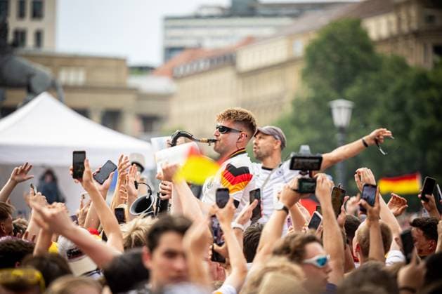 Der Saxophonist Andre Schnura, welcher durch die EM-Feiern bekannt wurde in der Menschenmenge in der Stuttgarter Fanzone. Fans der deutschen Nationalmannschaft jubeln und Feiern beim Fanfest mit Public Viewing auf dem Stuttgarter Schlossplatz beim Viertelfinale gegen Spanien. Stuttgart, EURO2024 Fanfest Schlossplatz, 05.07.2024 Stuttgart Copyright: xDennisxDuddek xEibnerxPressefotox EP_DDK