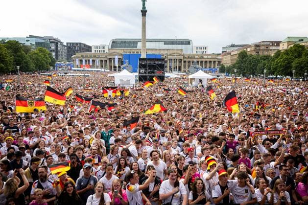 Sport Bilder des Tages Fans der deutschen Nationalmannschaft jubeln und Feiern beim Fanfest mit Public Viewing auf dem Stuttgarter Schlossplatz beim Viertelfinale gegen Spanien. Stuttgart, EURO2024 Fanfest Schlossplatz, 05.07.2024 Stuttgart Copyright: xDennisxDuddek xEibnerxPressefotox EP_DDK