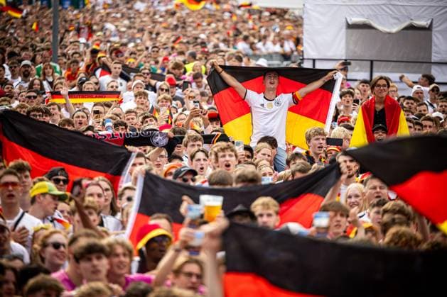 Fans der deutschen Nationalmannschaft jubeln und Feiern beim Fanfest mit Public Viewing auf dem Stuttgarter Schlossplatz beim Viertelfinale gegen Spanien. Stuttgart, EURO2024 Fanfest Schlossplatz, 05.07.2024 Stuttgart Copyright: xDennisxDuddek xEibnerxPressefotox EP_DDK