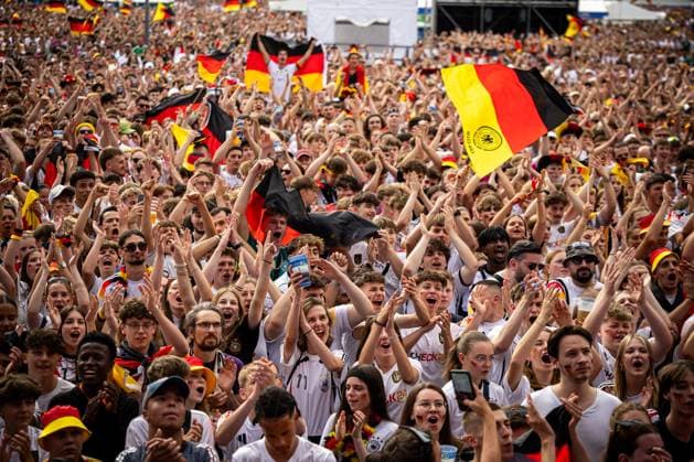 Fans der deutschen Nationalmannschaft jubeln und Feiern beim Fanfest mit Public Viewing auf dem Stuttgarter Schlossplatz beim Viertelfinale gegen Spanien. Stuttgart, EURO2024 Fanfest Schlossplatz, 05.07.2024 Stuttgart Copyright: xDennisxDuddek xEibnerxPressefotox EP_DDK