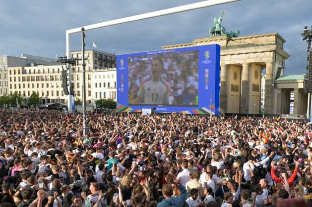 Berlin, Deutschland 5. Juli 2024: Fußball - Europameisterschaft 2024 Viertelfinale: Spanien gegen Deutschland Im Bild: Jubel in der Fanzone am Brandenburger Tor nach dem 1:1, im Hintergrund Wirtz auf dem Grossbildschirm *** Berlin, Germany 5 July 2024 European Football Championship 2024 quarter-final Spain vs. Germany In the picture cheering in the fan zone at the Brandenburg Gate after the 1 1, in the background Wirtz on the big screen Copyright: xFotostandx xReuhlx