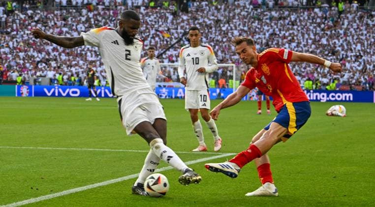 05.07.2024, xsltx, Fussball EM 2024 1 4 Finale, Deutschland - Spanien emspor, v.l. Antonio Ruediger (Deutschland), Joselu (Spanien) Zweikampf, Aktion, action, battle for the ball (DFL DFB REGULATIONS PROHIBIT ANY USE OF PHOTOGRAPHS as IMAGE SEQUENCES and or QUASI-VIDEO) Stuttgart