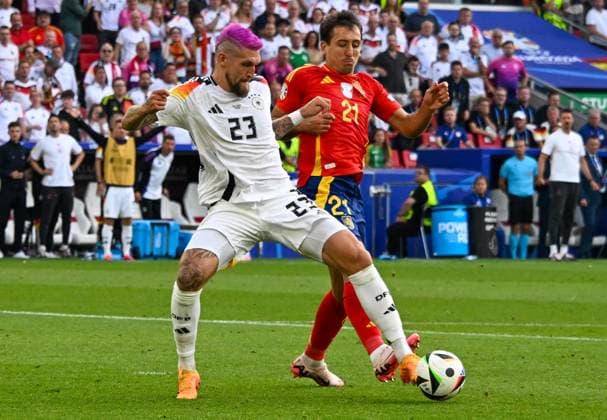 05.07.2024, xsltx, Fussball EM 2024 1 4 Finale, Deutschland - Spanien emspor, v.l. Robert Andrich (Deutschland), Mikel Oyarzabal (Spanien) Zweikampf, Aktion, action, battle for the ball (DFL DFB REGULATIONS PROHIBIT ANY USE OF PHOTOGRAPHS as IMAGE SEQUENCES and or QUASI-VIDEO) Stuttgart